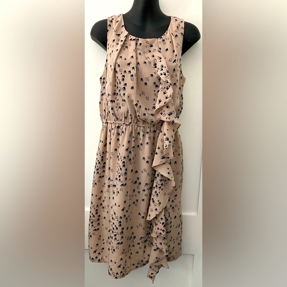 Spicysugar Women’s small fluttery dress with dove bird motif - Picture 1 of 14